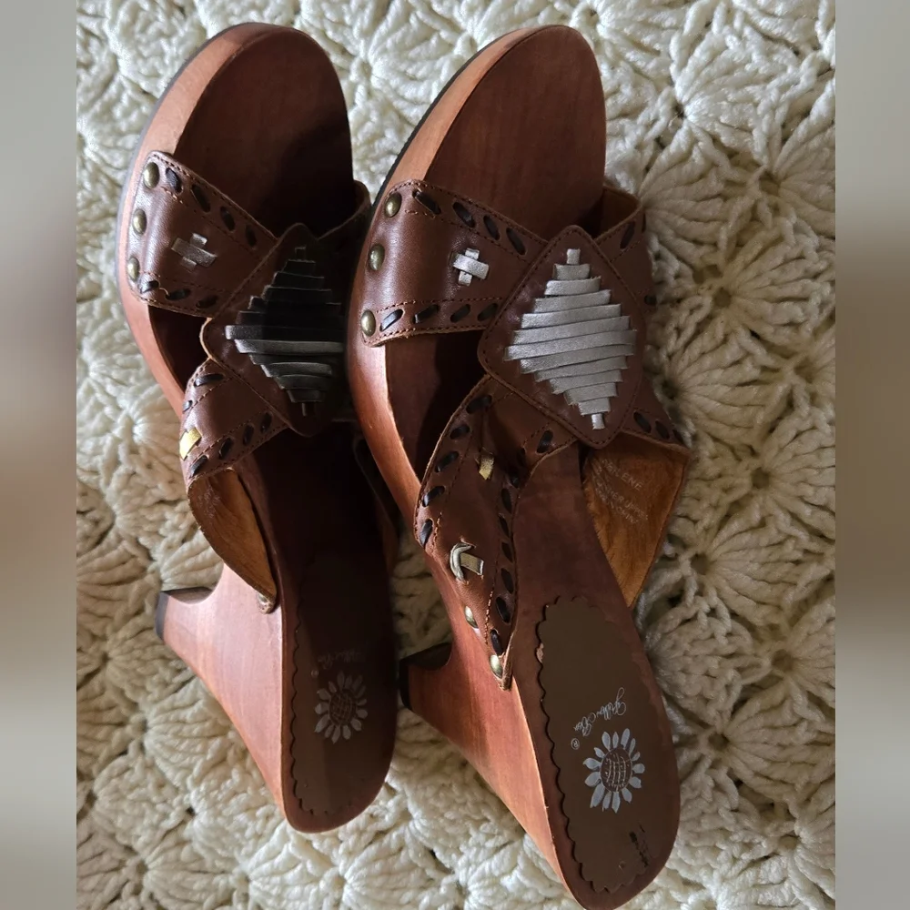 Yellow Box Women's Brown Sandals with Silver & Gold Accents Vintage NWOT Y2k - Picture 5 of 5